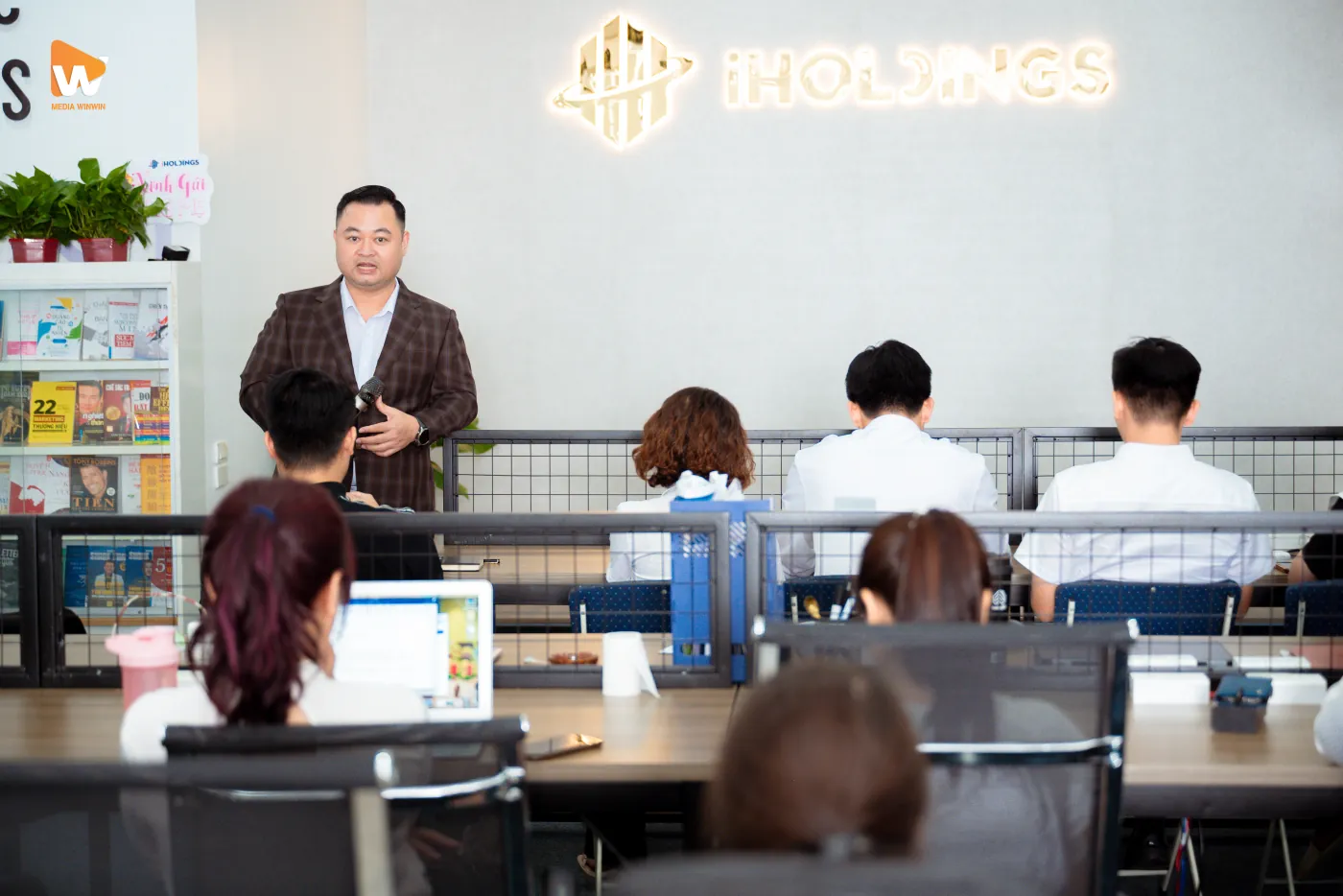 Chi nhánh Thanh Hóa Media WinWin chụp ảnh doanh nghiệp - ekip đang tác nghiệp trong không gian làm việc của công ty